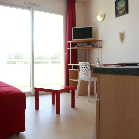 2 Pieces Avec Piscine Et Parking, Proche Plage, - Fr-1-246-286 *