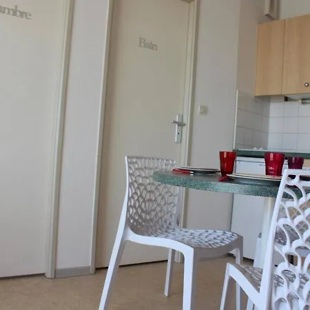 2 Pieces Avec Piscine Et Parking, Proche Plage, - Fr-1-246-286 * Λα Ροσέλ