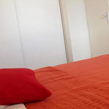 2 Pieces Avec Piscine Et Parking, Proche Plage, - Fr-1-246-286 Λα Ροσέλ