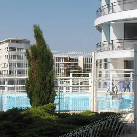 2 Pieces Avec Piscine Et Parking, Proche Plage, - Fr-1-246-286 Λα Ροσέλ